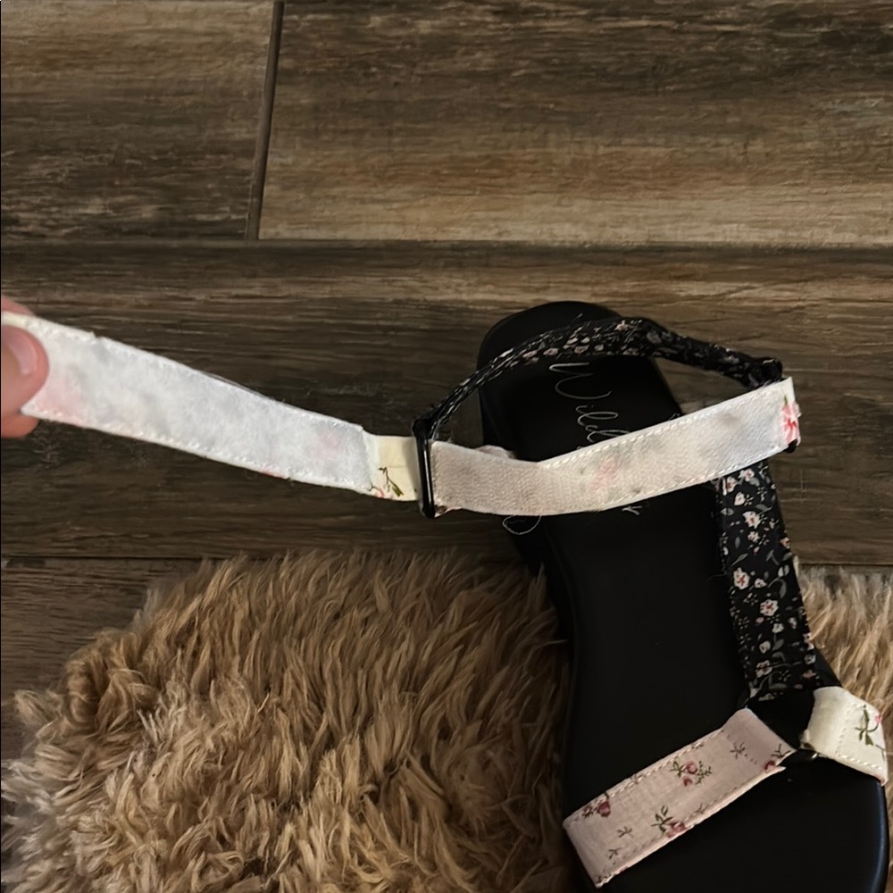 Wild Pair Black platform sandals with floral straps - Picture 6 of 6